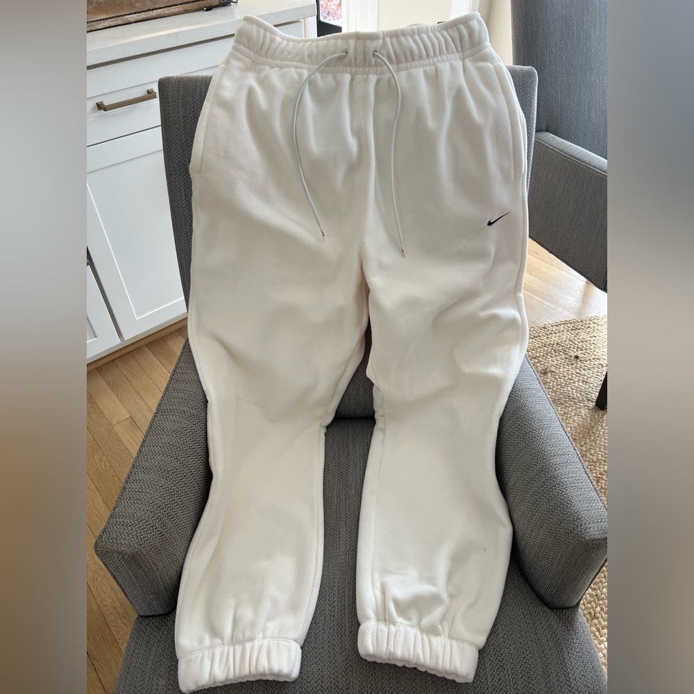 Nike Women’s Therma-FIT Loose Fleece Pant. Ivory. Size Small. NWT.
